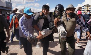 El fotógrafo de la Agencia EFE Aldair Mejía recibe el impacto de un proyectil lanzado por la policía hoy, durante los enfrentamientos entre manifestantes y la policía, en Juliaca (Peru).