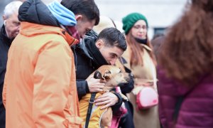 Un joven junto a su perro en la manifestación contra la exclusión de los perros de caza de la ley de Protección Animal, convocada por PACMA.