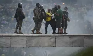 Policías enfrentan a seguidores del expresidente brasileño Jair Bolsonaro que invaden hoy, el Palacio de Planalto, sede del Ejecutivo, y la Corte Suprema, después de haber irrumpido antes en el Congreso Nacional en actos golpistas contra el presidente Lui