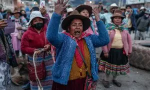 Una manifestante participa en el bloqueo de una de las vías en Sicuani-Canchis, provincia de Cusco (Perú).