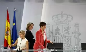 Las ministras de Trabajo Yolanda Díaz (i), Política Territorial Isabel Rodríguez (d) y Transición Ecológica Teresa Ribera (c) a su llegada a la rueda de prensa posterior al Consejo de Ministros en el Palacio de la Moncloa en Madrid, este martes