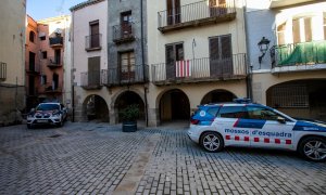 Fachada de la vivienda que un hombre a quemado presuntamente con su pareja dentro, a 28 de noviembre de 2022, en Artesa de Segre, Lleida.