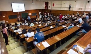 Varios alumnos en un aula de la Facultad de Derecho el día que da comienzo las pruebas de acceso a la universidad del año 2022, en la Facultad de Derecho de la Universidad Complutense de Madrid, a 6 de junio de 2022, en Madrid (España).