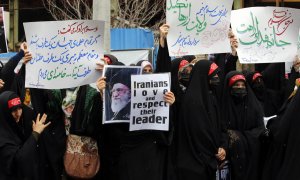 Varias mujeres sostienen pancartas y una foto del líder supremo iraní, el ayatolá Ali Khamenei, durante una protesta frente a la embajada francesa en Teherán, Irán, el 11 de enero de 2023.