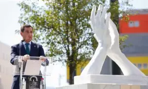 El presidente de la Junta, Juanma Moreno, dirige unas palabras al publico asistente en el acto de inauguración de la escultura-homenaje a los trabajadores de la sanidad en Andalucía. Archivo.