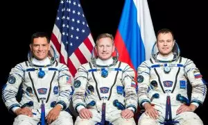 Los astronautas Sergey Prokopyev, Dmitri Petelin y Frank Blanco, atrapados en la nave rusa Soyuz MS-22 que ha sido golpeada por un pequeño meteoroide.