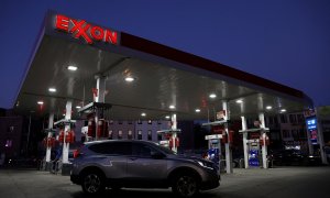 Estación de servicio de la petrolera Exxon, acusada de ocultar datos sobre la crisis climática desde los años 70.