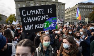 Un grupo de activistas, durante una protesta climática en la capital de Suiza, Berna, en una imagen de archivo tomada en octubre de 2021