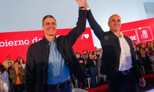 El presidente del gobierno, Pedro Sánchez (i) y el alcalde de Sevilla, Antonio Muñoz (d) en el mitin celebrado hoy en Sevilla a 14 de enero de 2023, en Sevilla (Andalucía, España).