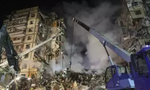 El equipo de rescate trabaja entre los escombros de un edificio residencial dañado por los bombardeos en Dnipro, en el sureste de Ucrania.