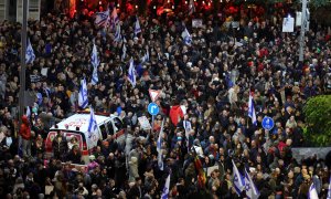 Miles de manifestantes israelíes participan en una marcha de protesta contra el nuevo gobierno en Tel Aviv, Israel.