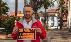 El portavoz del Comité de Huelga del Instituto Canario de Hemodonación y Hemoderivados, Daniel Quintero, protesta contra el "proceso de privatización encubierta"