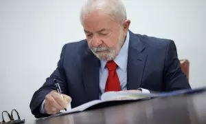 Lula da Silva firmando el paquete económico del Gobierno brasileño en Brasilia a doce de enero de 2023