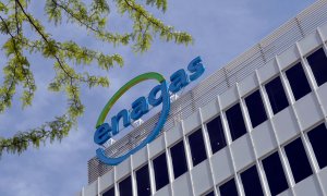 El logo de Enagas, en lo alto del edificio de su sede en Madrid.