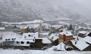 Pla general del poble d'Espot, al Pallars Sobirà, ben nevat