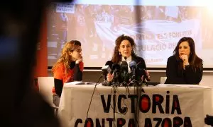 Montse Serrano, advocada de Col·lectiu Ronda , juntament amb la portaveu del Sindicat de Llogateres, Carme Arcarazo, juntament amb Mresponsable de la demanda i Sílvia Torres, llogatera que ha demandat al fons Azora.