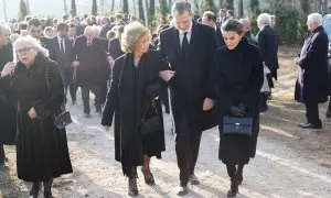 Felipe VI, la reina Letizia y la reina Sofía en el funeral de Constantino de Grecia. En segundo plano, el rey emérito Juan Carlos I.