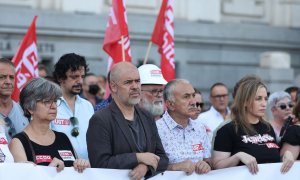 La secretaria general de CCOO de Madrid, Paloma López; el secretario general de CCOO, Unai Sordo; y el de UGT, Pepe Álvarez; se concentran con motivo del fallecimiento de dos trabajadores debido a la ola de calor en la Plaza de Cibeles, a 21 de julio de 2