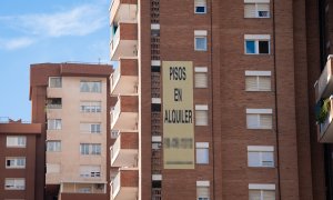Cartel de alquiler de viviendas en la fachada de un edificio, a 31 de diciembre de 2022, en Barcelona, Catalunya.