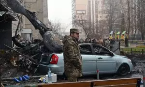 Un militar aguarda en el lugar donde un helicóptero se estrelló cerca de una guardería a las afueras de la capital, Kiev, a 18 de enero de 2023.