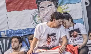 Silvino Báez y Graciela Sosa, padres de Fernando Báez, de 19 años, se manifiestan afuera del Congreso en Buenos Aires para reclamar justicia un mes después de su asesinato a 18 de febrero de 2020