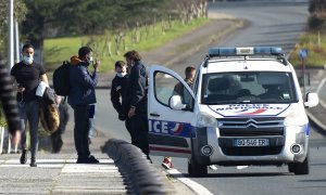 Gendarmes franceses retienen a un migrante de origen subsahariano en el puente que comunica la ciudad guipuzcoana de Irún con la la francesa Hendaya.