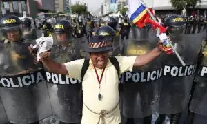 Miembros de la Policía hacen presencia en una concentración de manifestantes durante la "toma de Lima" hoy, en Lima (Perú).