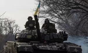 Imagen de archivo de militares ucranianos a bordo de un tanque cerca de Bakhmut (Ucrania).