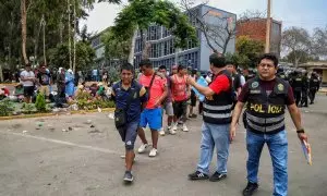Agentes de la Policía Nacional de Perú detiene a manifestantes en la Universidad Nacional Mayor de San Marcos, en Lima, este 21 de enero de 2023.