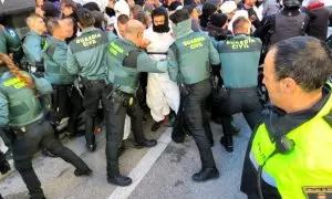 Las Guardia Civil trata de desalojar una protesta de activistas por la vivienda en Collado Villalba (Madrid).