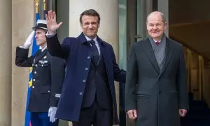 El presidente francés Emmanuel Macron da la bienvenida al canciller alemán Olaf Scholz como parte del 60 aniversario del Tratado del Elíseo.