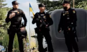 Varios agentes de Policía Nacional frente a la embajada de Ucrania tras ser acordonada, a 2 de diciembre de 2022, en Madrid (España)