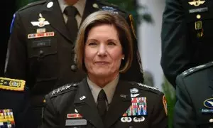 La comandante del Comando Sur de los Estados Unidos, general Laura Richardson posa con otros líderes militares para la foto oficial de la Conferencia Sudamericana de Defensa