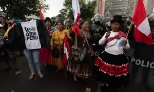 Manifestantes antigubernamentales gritan consignas y sostienen banderas durante una protesta que exige elecciones inmediatas, la renuncia del presidente Boluarte, la liberación del derrocado presidente Castillo y justicia para los manifestantes muertos en