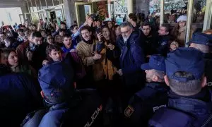 Agentes de la Policía ante los estudiantes que protestan a las puertas de la facultad de Ciencias de la Información de la Universidad Complutense de Madrid donde este martes la presidenta madrileña, Isabel Díaz Ayuso, recoge el premio como "alumna ilustre