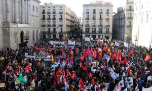 25/01/2023 - La plaça Sant Jaume de Barcelona plena de sanitaris i docents que es manifesten aquest dimecres.