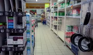 Imagen de un supermercado de la Comunidad de Madrid en el pasillo donde se pueden comprar diferentes tipos de leche.