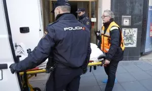 Dos agentes de Policía Nacional y un trabajador de la funeraria llevan el cuerpo de la niña asesinada, en su domicilio, a 23 de enero de 2023, en Valladolid, Castilla y León (España).