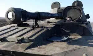 Un militar ucraniano se asoma desde un tanque en una carretera en la región de Donetsk, a 26 de enero de 2023.