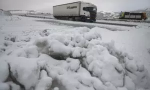 Un camión circula por la autovía de la Meseta A-67, este viernes, que ha permanecido cerrada por causa de la nieve.