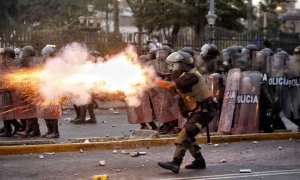 Miembros de la Policía se enfrentan a manifestantes durante una nueva jornada de protestas antigubernamentales.