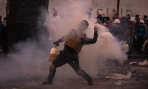 Un manifestante choca con la policía antidisturbios durante una protesta contra el gobierno de la presidenta peruana Dina Boluarte