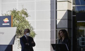 La presidenta de la Comunidad de Madrid, Isabel Díaz Ayuso, junto al presidente de Repsol, Antonio Brufau, en un acto de 2021.