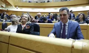 El presidente del Gobierno, Pedro Sánchez junto a las vicepresidentas Nadia Calviño (c) y Yolanda Díaz a su llegada al pleno del Senado, este martes en Madrid.