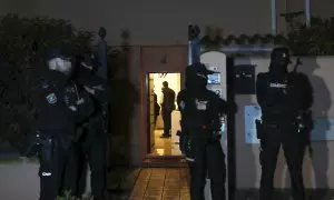 Agentes de la Policía en la entrada de la vivienda donde se ha producido el crimen.