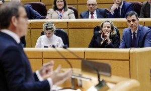 El presidente del Gobierno, Pedro Sánchez, escucha al líder del PP, Alberto Núñez Feijóo, el pasado martes en el Senado.