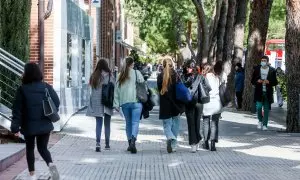 Jóvenes a la salida de la universidad en Madrid a 10 de enero de 2022
