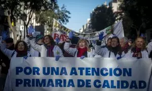 Varias personas, algunas con batas blancas, marchan durante una manifestación convocada por médicos y pediatras de Atención Primaria, a 1 de febrero de 2023, en Madrid (España).