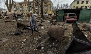 Una mujer camina cerca de un lugar atacado con cohetes rusos en la ciudad ucraniana de Konstyantynivka, en la región de Donetsk, a 28 de enero de 2023.