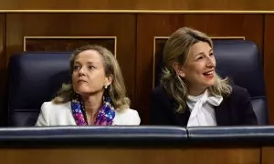 Nadia Calviño y Yolanda Díaz en una sesión plenaria, en el Congreso de los Diputados, a 28 de abril de 2022, en Madrid.